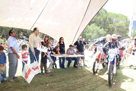 Inaugura alcalde competencia de motociclistas 