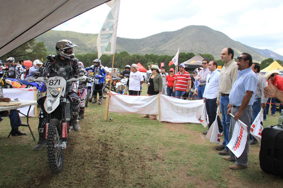Inaugura alcalde competencia de motociclistas 