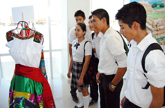 Inauguran exposición de trajes típicos de diversos estados de la república mexicana