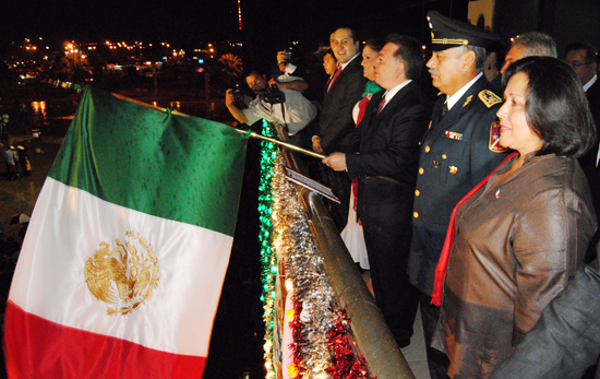 Más de 10 mil acuñenses refrendaron su amor a México en la Ceremonia del Grito de Independencia 