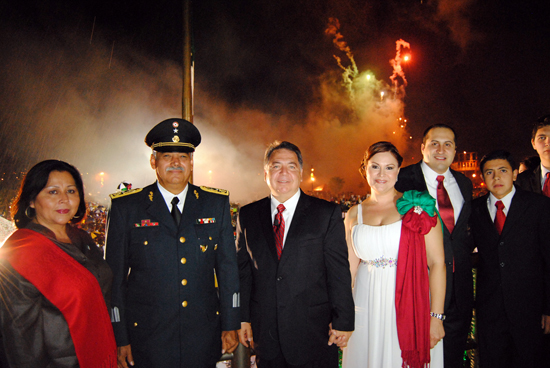 Más de 10 mil acuñenses refrendaron su amor a México en la Ceremonia del Grito de Independencia 