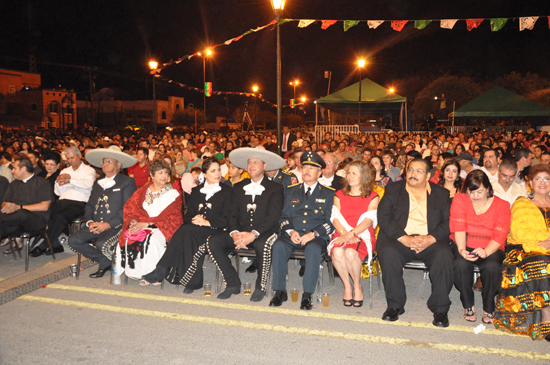 Más de 30 mil nigropetenses disfrutan ceremonia del Grito de Independencia 