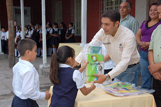 Preside Antonio Nerio entrega de útiles escolares