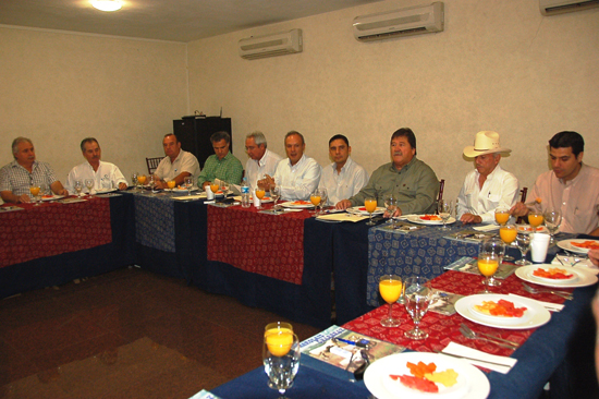 Ratifica Antonio Nerio compromiso con productores de ganado 