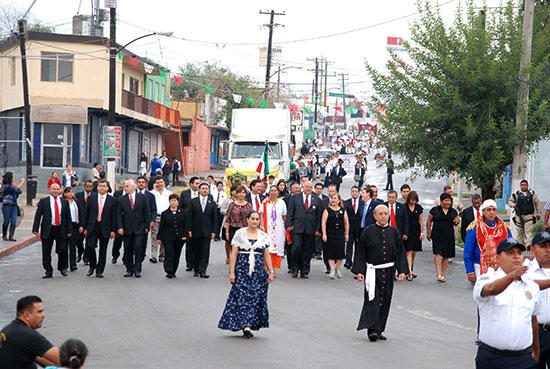 Realizan desfile por la Independencia de México
