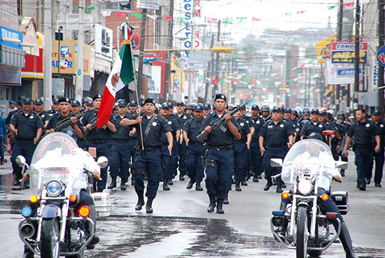 Realizan desfile por la Independencia de México