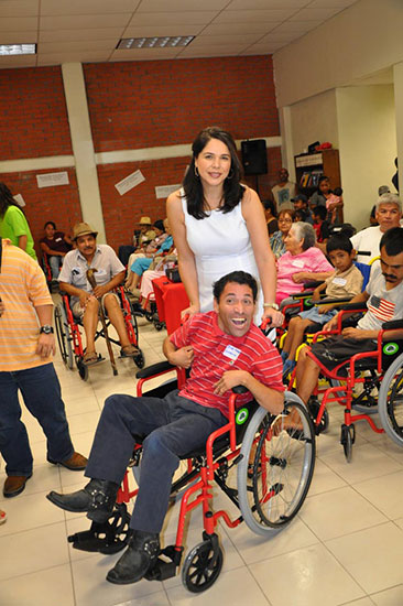 Reciben niños, jóvenes y adultos mayores, sillas de ruedas