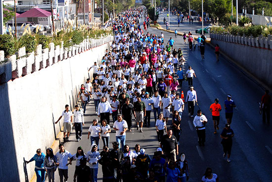 Salen 25 mil personas a caminar en Coahuila