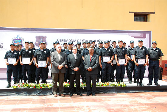 Se gradúan 27 cadetes de la academia de policía ante el Procurador de Justicia