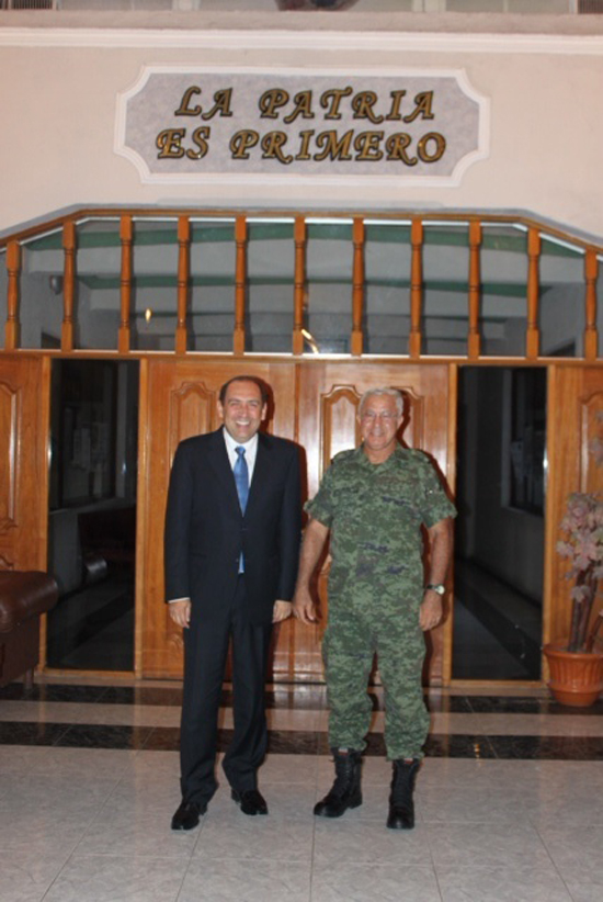 Se reúne el gobernador Rubén Moreira con el general Noé Sandoval 
