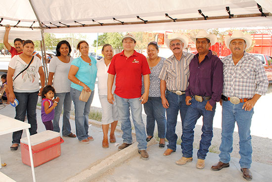 El director de Fomento Agropecuario, Juan Carlos Delgado (de rojo, al centro), acompañado de productores agropecuarios.