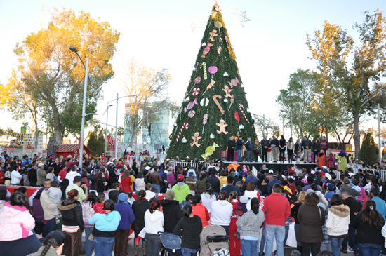 Comparte Alcalde mega Rosca  de Reyes en la Gran Plaza 