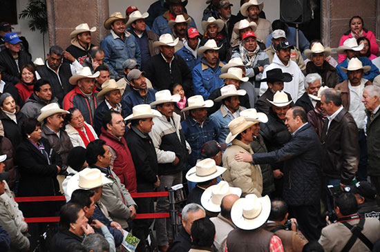 Entrega gobernador recursos para el campo de Coahuila