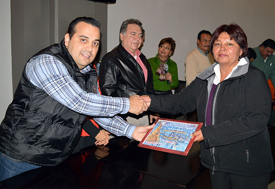 Entregan reconocimientos a participantes de la Villa Navideña y Pino Ecológico
