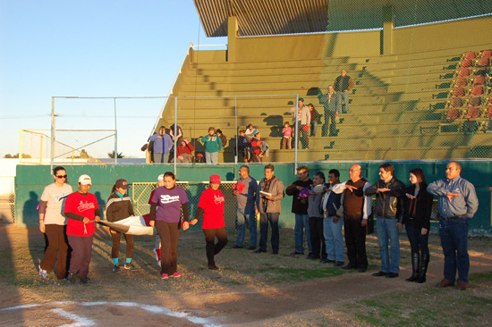 Inauguran temporada de softbol femenil dedicada a Anateresa Villaseñor de Nerio 