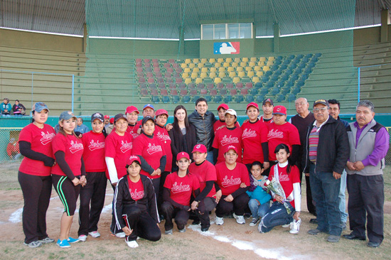 Inauguran temporada de softbol femenil dedicada a Anateresa Villaseñor de Nerio 
