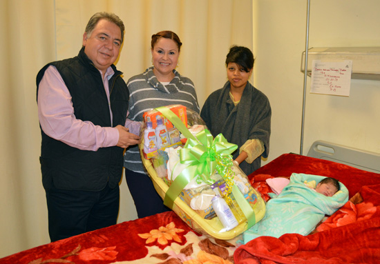 Llevan regalos para los bebés que nacieron durante las primeras horas del año nuevo 