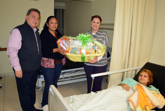 Llevan regalos para los bebés que nacieron durante las primeras horas del año nuevo 