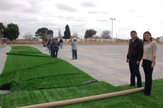 Supervisa Antonio Nerio obra de cancha de pasto sintético en la Unidad Deportiva 