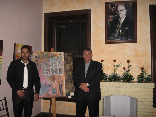 Artista acuñense entrega pintura a Casa Coahuila en México