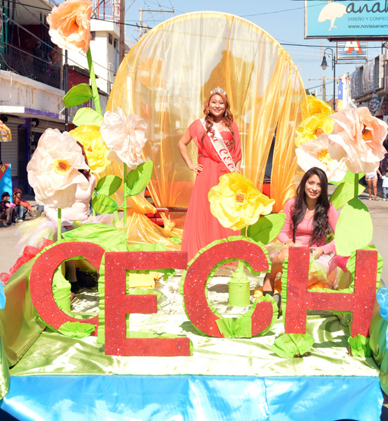 Continúa éxito de las fiestas internacionales de la Amistad 2013 con tradicional desfile 
