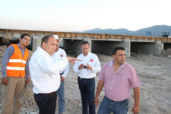 El gobernador Rubén Moreira supervisó construcción de puente vehicular en Sacramento 