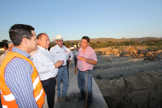 El gobernador Rubén Moreira supervisó construcción de puente vehicular en Sacramento 