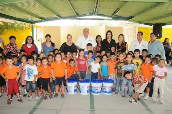 Entrega alcalde Melchor Sánchez impermeabilizantes a jardín de niños 