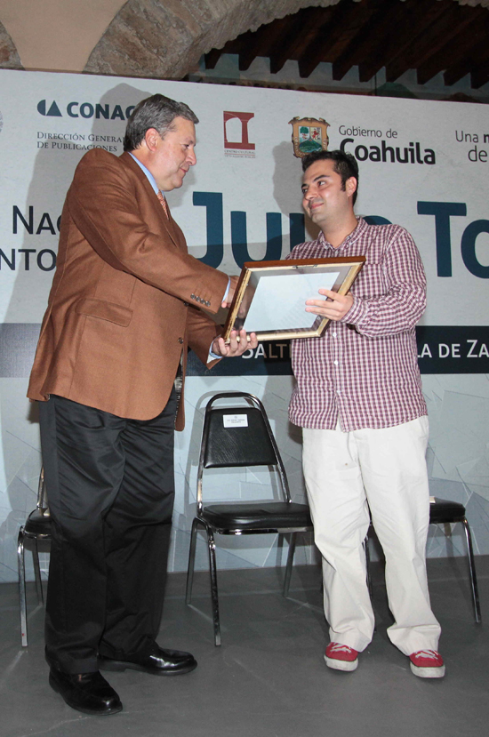   ENTREGAN PREMIO AL GANADOR DEL CONCURSO NACIONAL DE CUENTO BREVE “JULIO TORRI” 2013