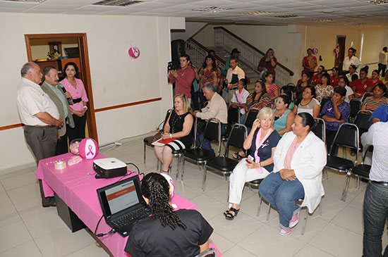 Imparten plática sobre el cáncer de mama a personal de la Presidencia Municipal