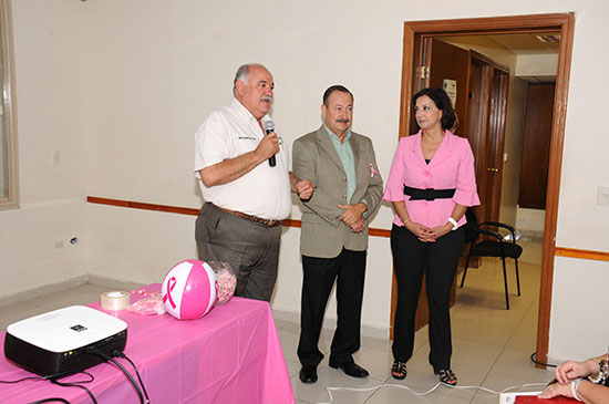 Imparten plática sobre el cáncer de mama a personal de la Presidencia Municipal
