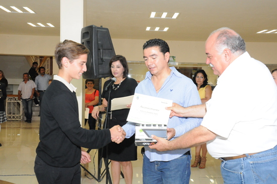 Melchor Sánchez entrega reconocimientos a alumnos
