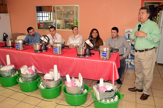 Reciben equipo para cocina y limpieza, escuelas que ofrecen desayunos saludables a sus alumnos