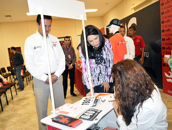 Se inscribe presidenta del DIF Municipal a la carrera 5 y 10K Actívate Coahuila 2013