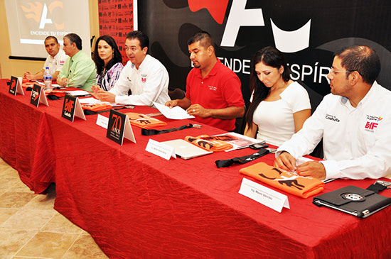 Se inscribe presidenta del DIF Municipal a la carrera 5 y 10K Actívate Coahuila 2013