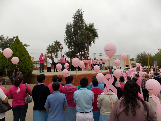 Todas y todos unidos marchan contra el cáncer en Nueva Rosita 