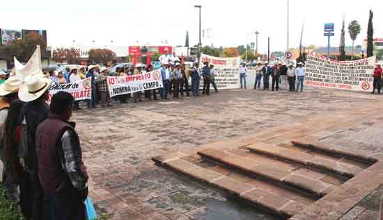  Campesinos se manifiestan pacíficamente frente a sede legislativa