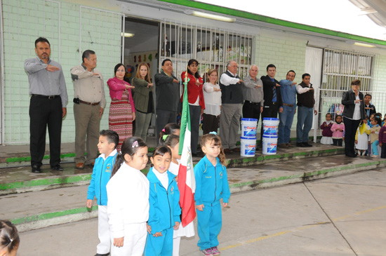 El alcalde Melchor Sánchez entrega materiales a jardin de niños