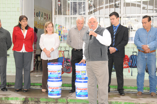 El alcalde Melchor Sánchez entrega materiales a jardin de niños
