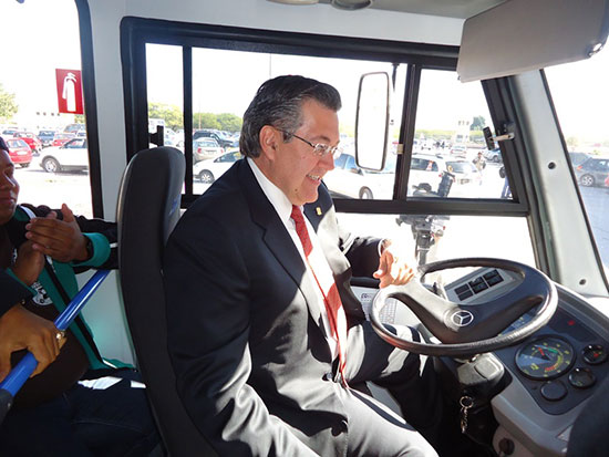 Gira de rector por Unidad Torreón: entrega autobús y toma protesta a director de la Escuela de Administración