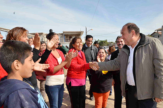 Inicia gobernador pavimentación en calles y comunidades de Torreón