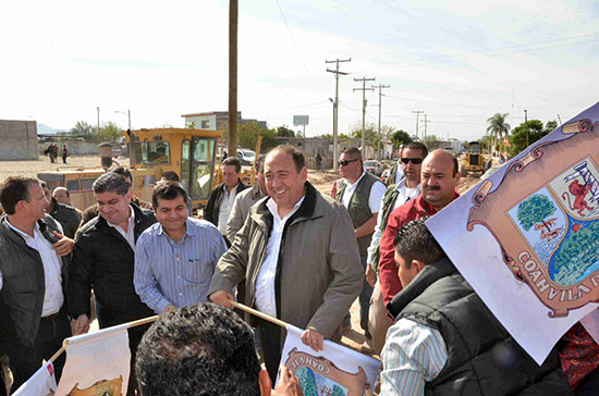 Inicia gobernador pavimentación en calles y comunidades de Torreón