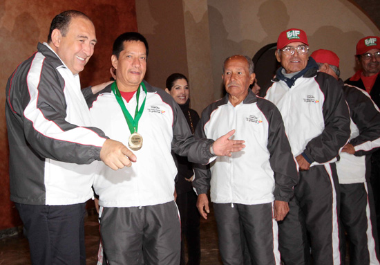 Ofrecen homenaje a adultos mayores que ganaron en pasados Juegos Nacionales