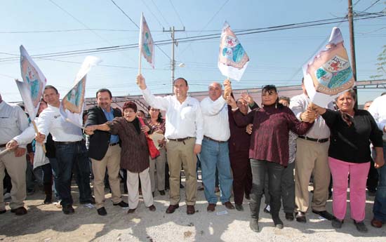 Pone en marcha gobernador programa de pavimento en Monclova 