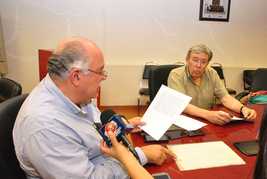 Presenta alcalde Melchor Sánchez documento original de la fundación de Monclova 