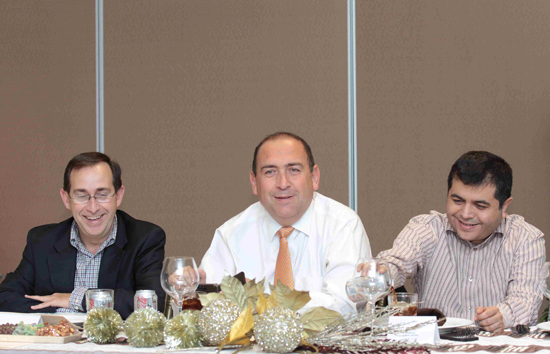Analiza Rubén Moreira avances económicos con integrantes de FOMEC-Laguna 