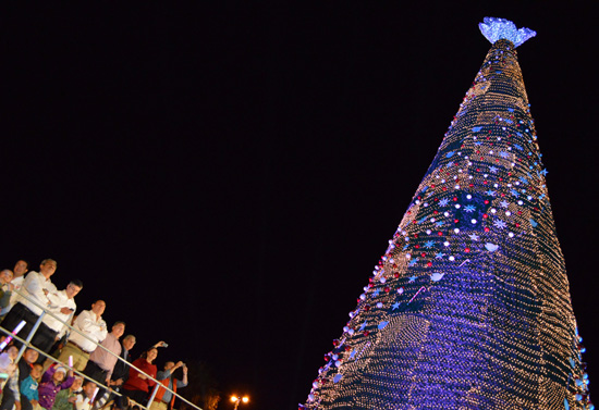 Con el encendido del pino navideño iniciaron en Acuña las festividades decembrinas “Noche de Paz”