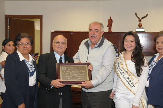 Entrega Club de Leones reconocimiento al alcalde Melchor Sánchez 