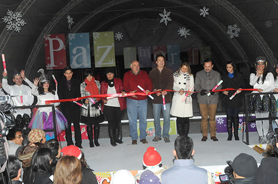 Inauguran en Monclova la primer pista de patinaje de hielo del estado y encienden Árbol de Navidad