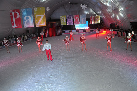 Inauguran en Monclova la primer pista de patinaje de hielo del estado y encienden Árbol de Navidad